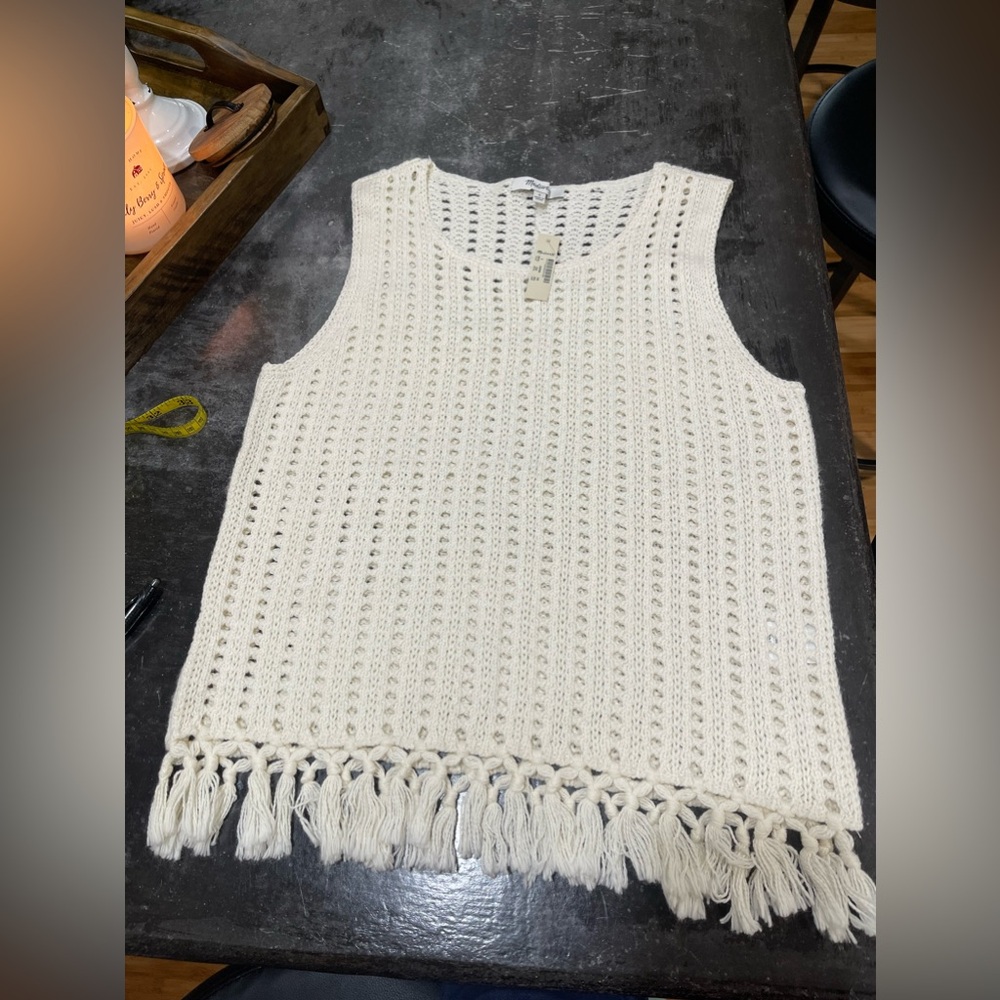 New pearl —-coloredKnited blouse vest withh beards on the bottom